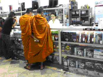 Monks tech shopping in Bangkok
