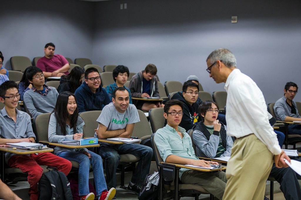 Rao with students in ECE 109